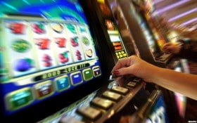 Grafik menunjukkan bagaimana cashback mingguan dihitung dan dikreditkan ke akun pemain